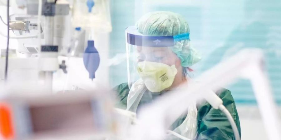Bei einer Sepsis reagiert das Immunsystem über, und es kann zu multiplem Organversagen und damit zum Tod kommen. Auch wer an einer schlimmen Form von Covid-19 leidet, ist gefährdet, an einer Sepsis zu sterben. Foto: Marcel Kusch/dpa