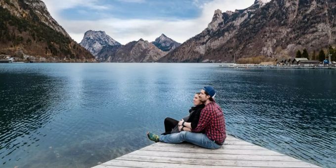 Ein frisch verliebtes Paar. Ein Paar am See