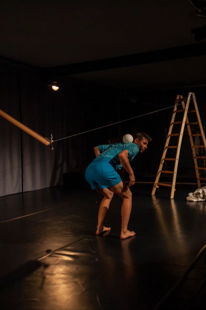 Jeanine Ebnöther Trott jogliert und balanciert gekonnt durch ihre Performance.