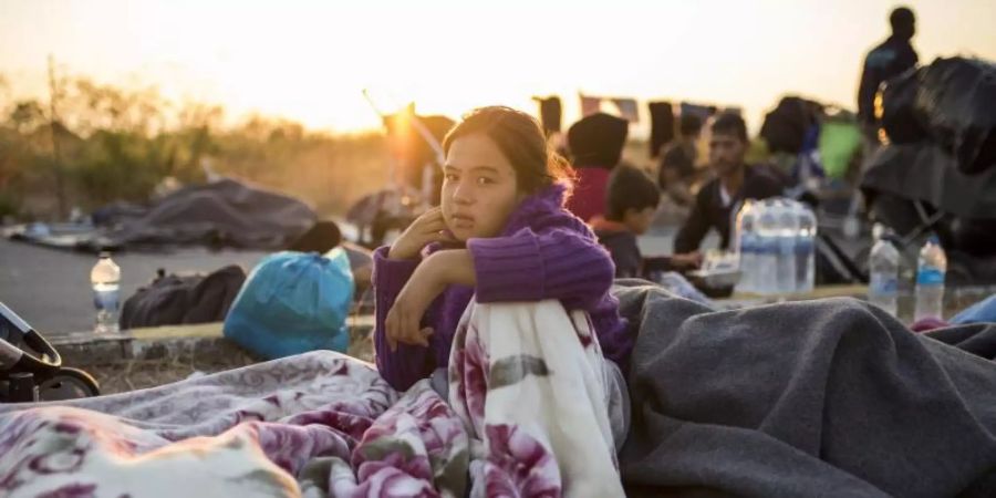 Mehr als 12.000 Migranten verbrachten die dritte Nacht in Folge im Freien. Foto: Socrates Baltagiannis/dpa