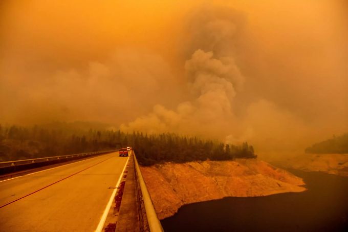 Rauch bedeckt den Himmel in Kalifornien. Waldbrand kalifornien USA Rauch