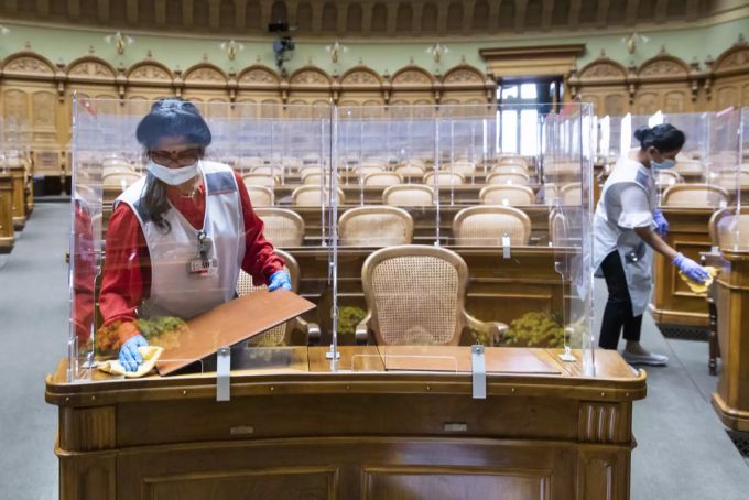 Die Pulte der Ratsmitglieder werden am Ende der Herbstsession 2020 geputzt. Nationalrat Herbstsession 2020
