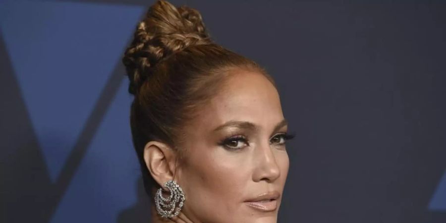 Im wahren Leben ist Jennifer Lopez mit Alex Rodriguez verlobt. Ihre geplante Hochzeit haben die beiden aber wegen Corona verschoben. Foto: Jordan Strauss/Invision/AP/dpa