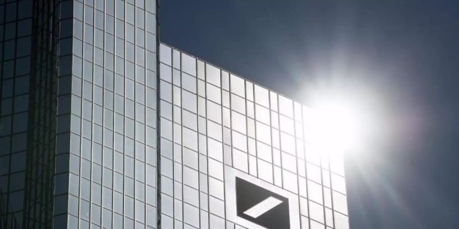 Im vergangenen Jahr hatte die Deutsche Bank mit tiefroten Zahlen zu kämpfen. Foto: Fabian Sommer/dpa