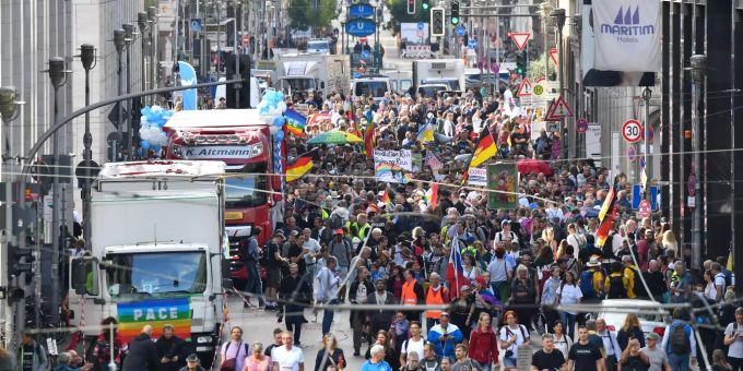Teilnehmer sammeln sich in der Friedrichstrasse in Berlin zu einer Demonstration gegen die Corona-Massnahmen. Protest gegen Corona-Massnahmen Berlin