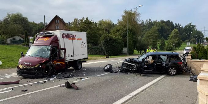 Heftige Kollision auf Gegenfahrbahn.