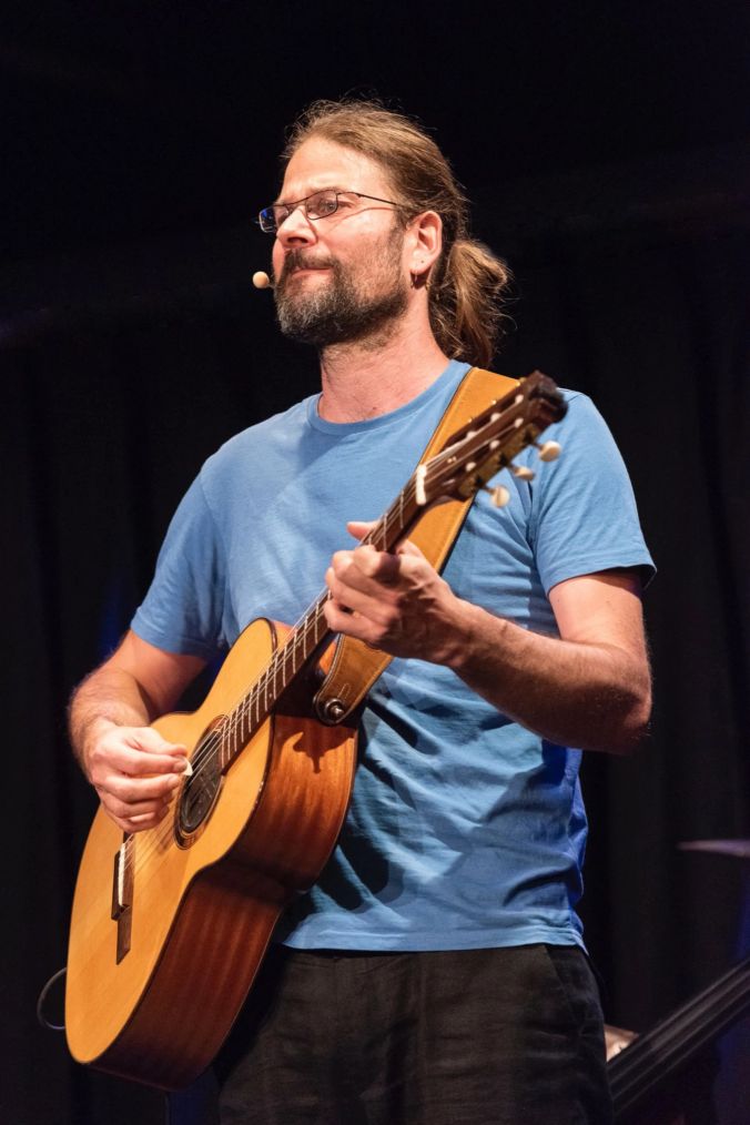 Maurice greift zwischendurch zur Gitarre. Alle vier Bandmitglieder sind Multiinstrumentalisten.
