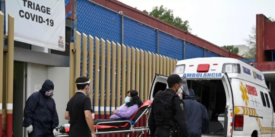 Transport einer Corona-Patientin in Mexiko-Stadt