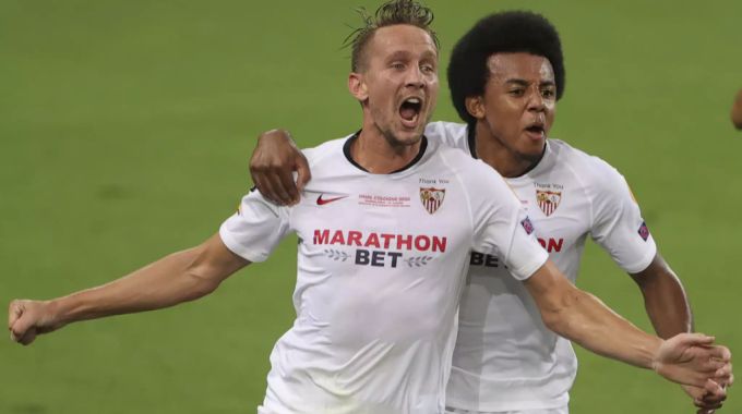 Luuk De Jong von Sevilla jubelt nach seinem zweiten Tor gegen Inter Mailand. Inter Mailand Sevilla