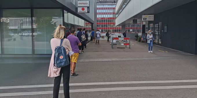 Morgens um 9 Uhr in Bern: Vor dem City Notfall bildet sich eine Schlange. Die Berner gehen testen. coronavirus