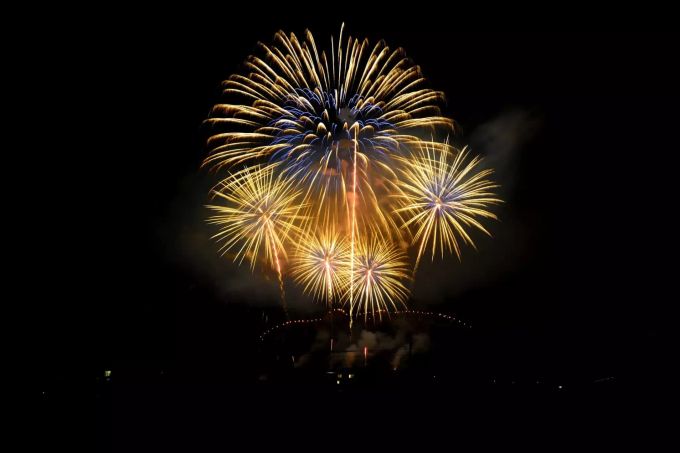 Bis zu 50'000 Zuschauer beobachten das Spektakel der Sonnwendfeier. Sonnwendfeier Oensingen Feuerwerk