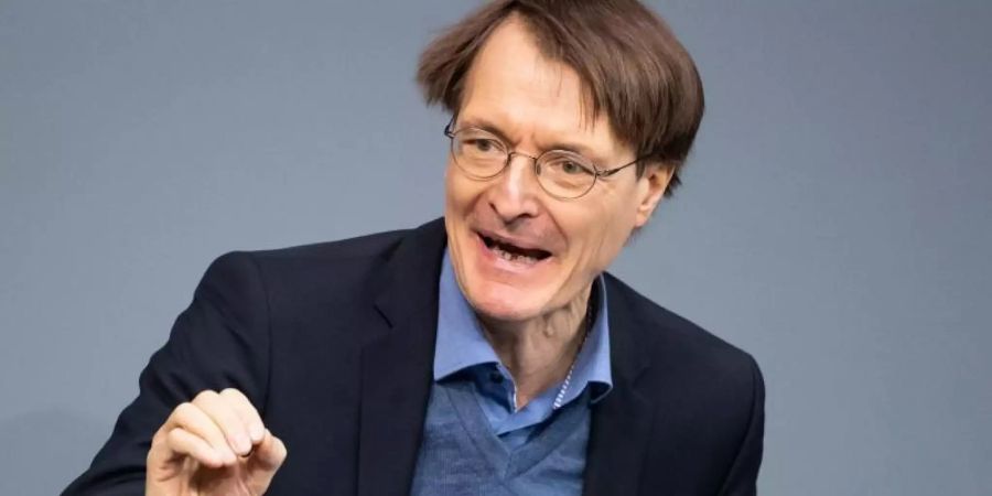 Fordert wegen der Corona-Pandemie kostenlose Grippeschutz-Impfungen für alle Versicherten: SPD-Gesundheitsexperte Karl Lauterbach. Foto: Bernd von Jutrczenka/dpa