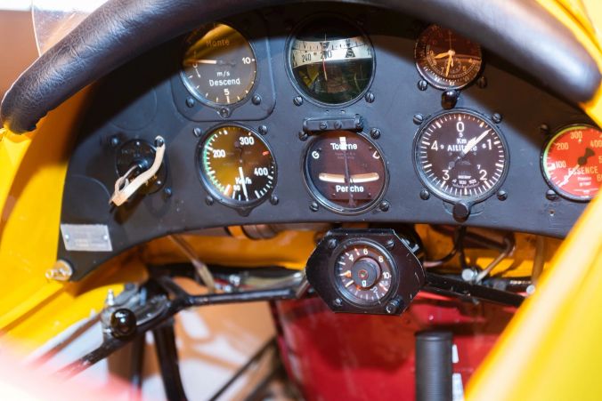 Das spartanische Cockpit einer Bücker Doppeldecker-Maschine aus den 30er Jahren.