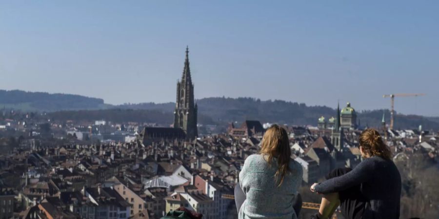 Zwei Frauen geniessen den Blick vom Rosengarten auf die Stadt Bern.