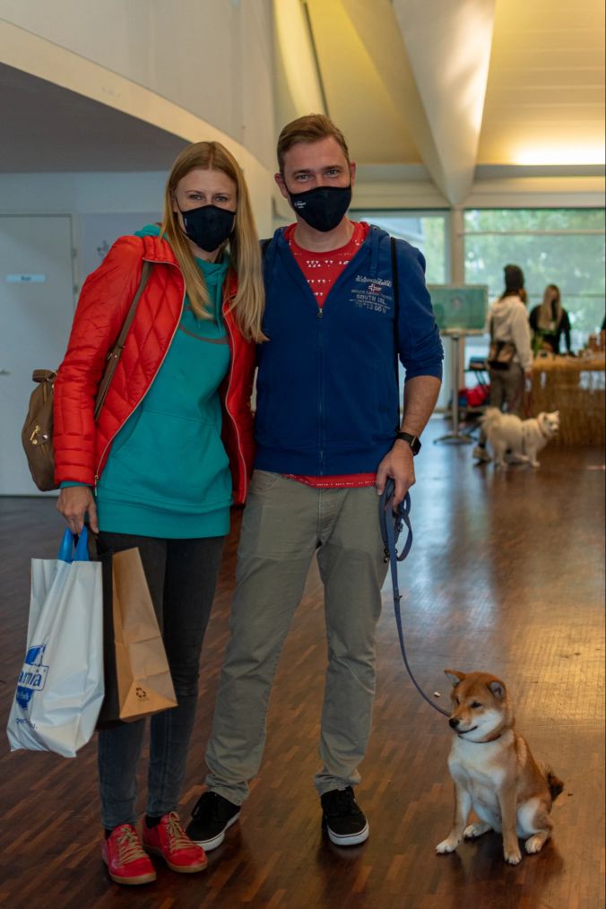 (v.l.): Paulina und Rene Rüegger mit ihrem 5-monatigen Shiba Inu.