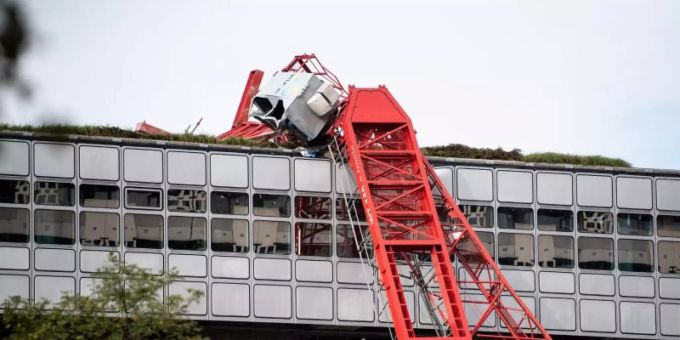 Der Ausleger eines umgestürzten Baukrans lehnt an einer Hauswand. Foto: Matthias Balk/dpa Der Ausleger eines umgestürzten Baukrans lehnt an einer Hauswand. Foto: Matthias Balk/dpa