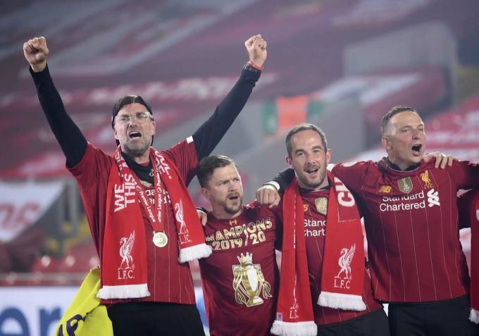 Jürgen Klopp feiert mit Liverpool den Meistertitel. Jürgen Klopp