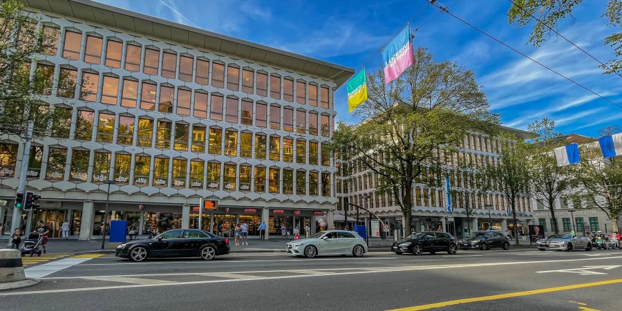 Die Kantonalbank bei der Pilatusstrasse in der Stadt Luzern.