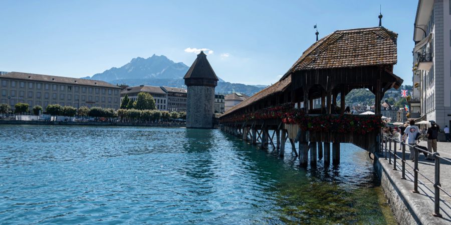 Die Kappelbrücke mit Ausblick auf den Pilatus in der Stadt Luzern.