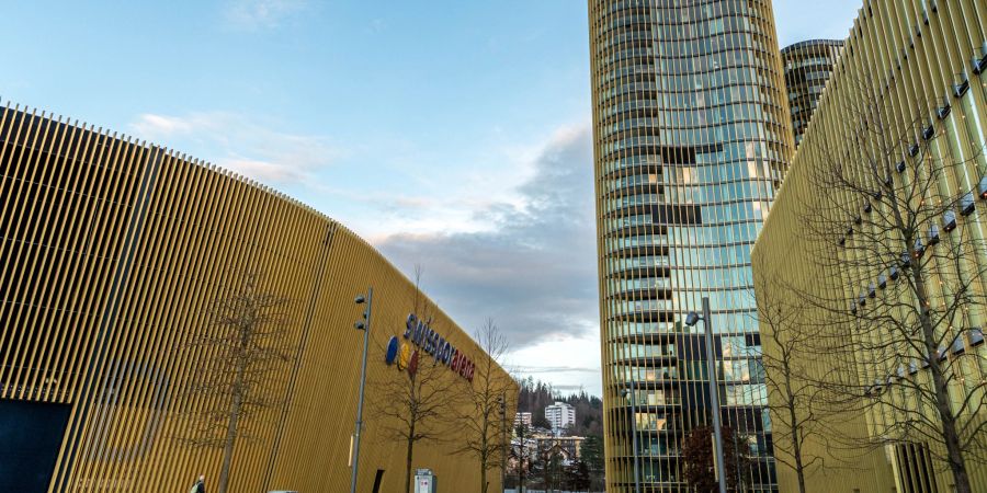 Die Wohntürme HochZwei neben der Swisspor Arena an der Allmend in der Stadt Luzern.