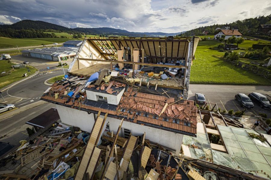 Nach dem Sturm in La Chaux-de-Fonds NE haben einige Menschen ihr zuhause verloren.