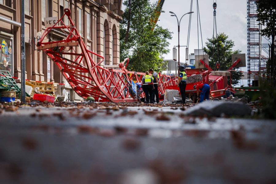 Unter anderem stürzte ein Baukran um, laut RTN zerquetschte er dabei zwei Fahrzeuge und forderte ein Todesopfer.