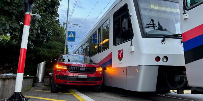 Gränichen: Auto kollidiert mit Zug Gränichen: Zug übersehen