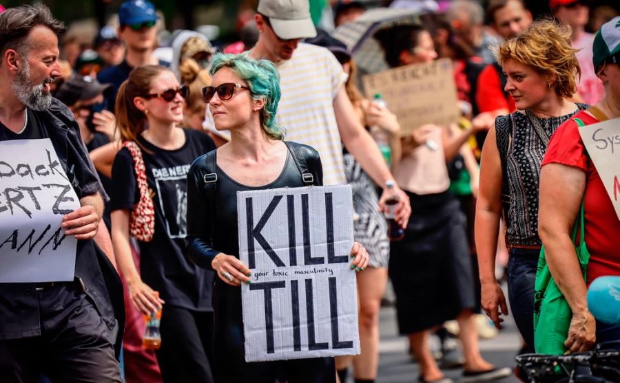 Eine Berliner Demonstrantin mit dem Schild «Kill Till».