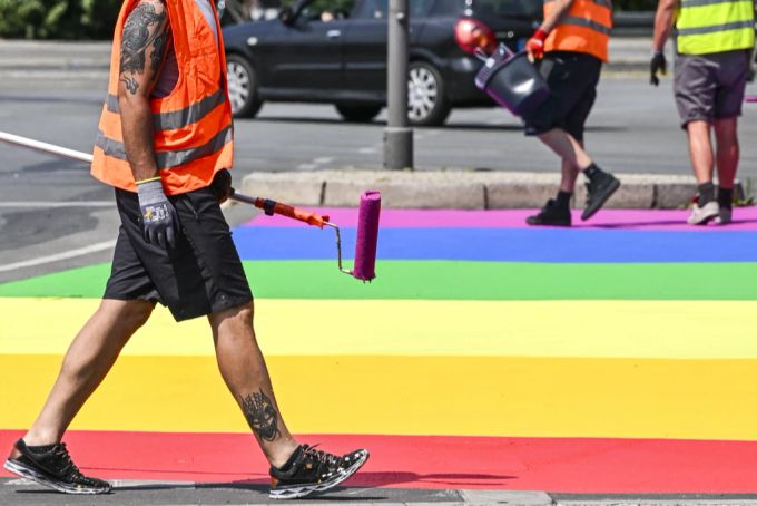 Eine Strasse in Berlin wird anlässlich der Pride in Regenbogenfarben bemalt. CSD Pride Berlin Ukraine