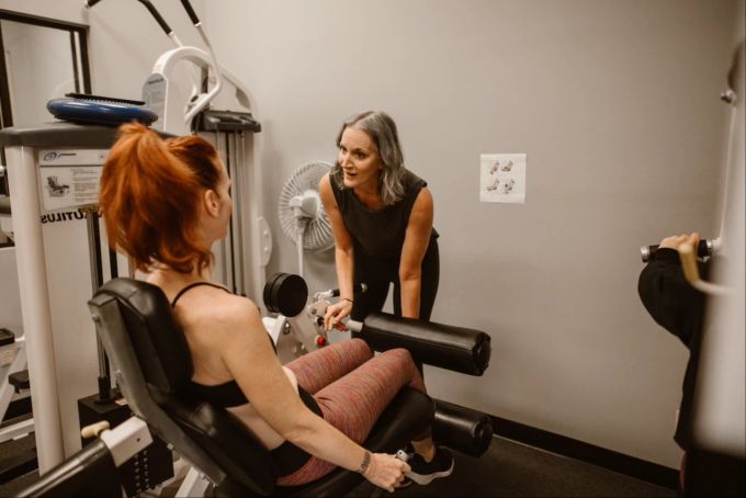 Auch in den Wechseljahren sollte man Krafttraining machen. Frau im Fitnesszenter