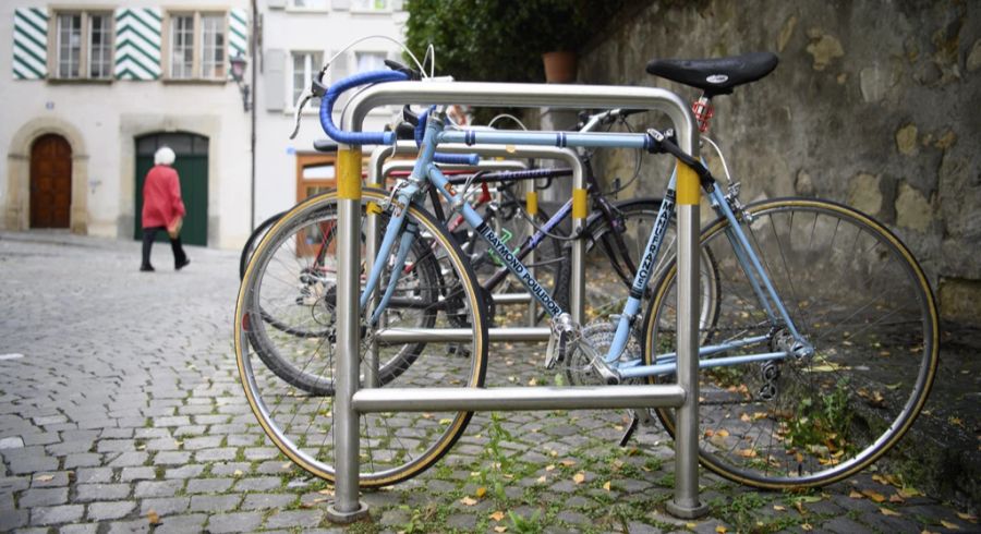 Auf Nachfrage heisst es: «Mit dem Halter des Fahrrades werden wir in Verbindung treten, dass dieses zeitnah entfernt wird.» (Symbolbild)