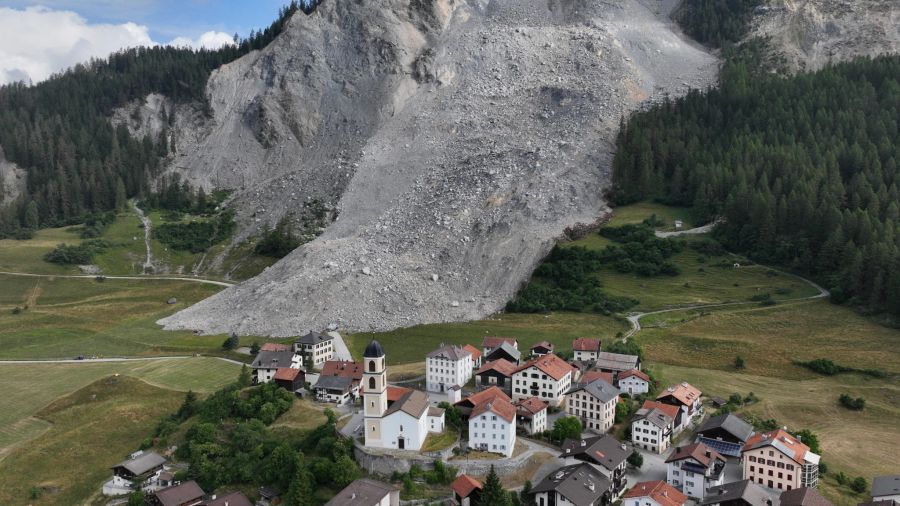 Aus der Drohnen-Perspektive ist gut zu erkennen, wei gewaltig die Steinmassen waren, die den Berg hinunter kamen.