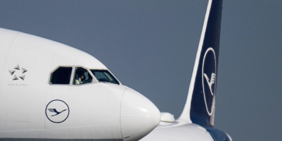 Eine Passagiermaschine der Lufthansa rollt auf dem Flughafen Frankfurt zu ihrer Startposition.