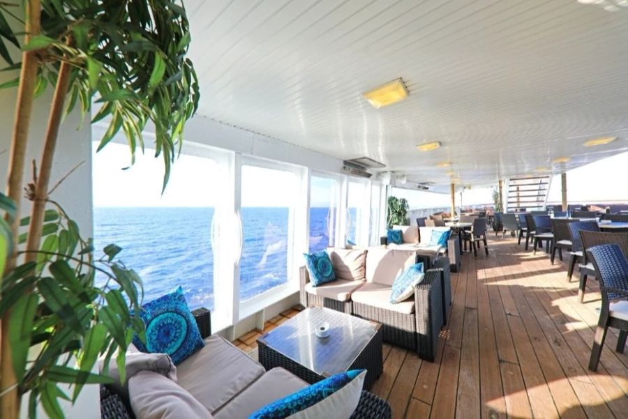 An Bord des Schiffes finden sich auch Restaurants, ein Internetcafé und sogar eine Panorama-Lounge mit Glasdecke.