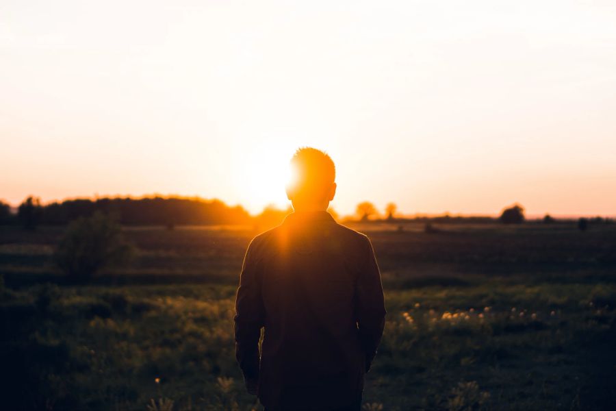 Mann im Sonnenaufgang