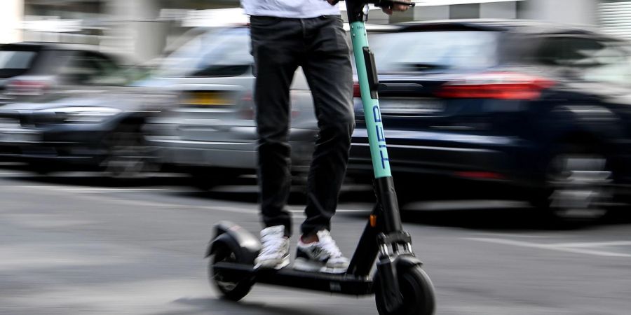 Ein 27-Jähriger ist mit einem E-Scooter auf der Autobahn 2 bei Braunschweig unterwegs gewesen (Symbolbild).