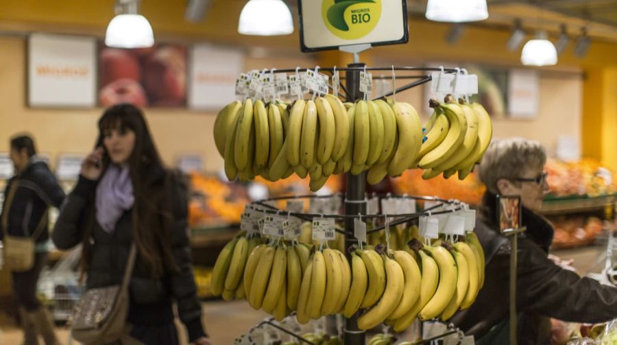 Die Migros teilt mit, dass viele Kunden die Bananen lieber etwas grüner mögen.