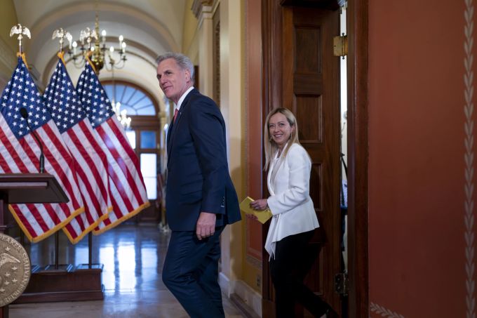 Giorgia Meloni wird von Kevin McCarth in Washington begrüsst. Congress US Italy