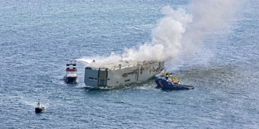 Mehrer Löschboote kämpfen gegen die Flammen.