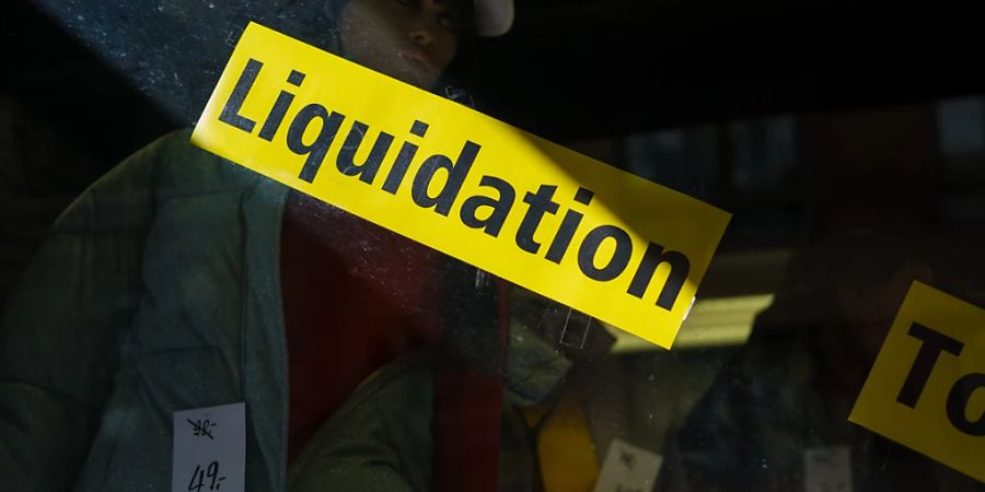 Im Schaufenster eines Kleidergeschäfts wird die Total-Liquidation beworben (Symbolbild).