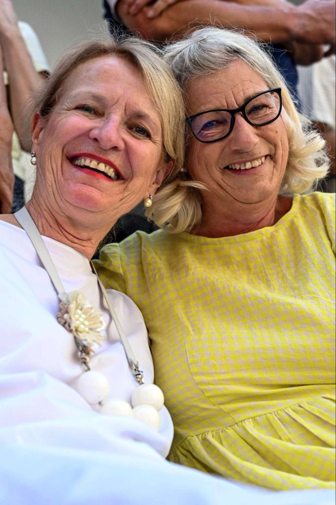 Ursula und Carin sind das erste Mal am Chriesisturm.