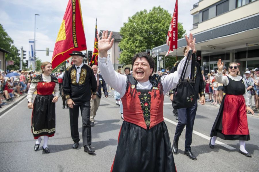 Die Präsidentin des Eidgenössischen Jodlerverband, Karin Niederberger, beim grossen Festumzug des Eidgenössischen Jodlerfest Zug.