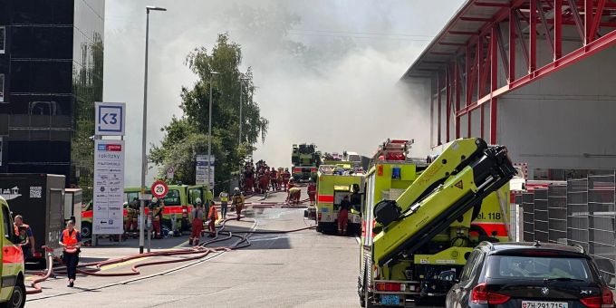 Recycling-Brand - Sperrgut führt zu Mega-Rauch in Wallisellen ZH