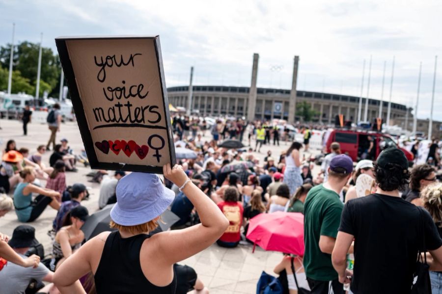 Vor dem Rammstein-Konzert in Berlin ist es Protesten gekommen.