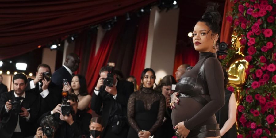 Die schwangere Rihanna beim Besuch der Oscar-Verleihung im März 2023. (Archivbild)