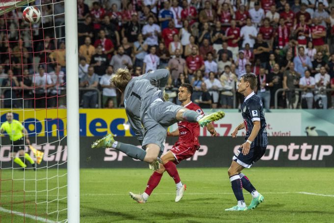 Goalie Pascal Loretz vom FC Luzern lenkt einen Schuss im Spiel gegen Winterthur an die Latte. FCL