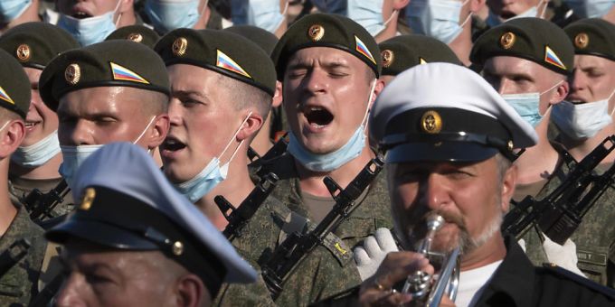 Bislang liegt das Höchstalter für den Einzug von Wehrpflichtigen in Russland bei 27 Jahren. (Archivbild) Foto: Dmitri Lovetsky/AP/dpa russland