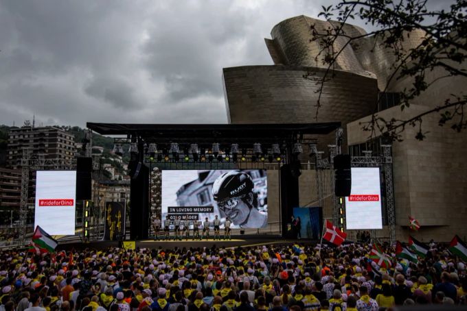 Fans und Fahrer an der Tour de France schweigen für den verstorbenen Gino Mäder. gino mäder