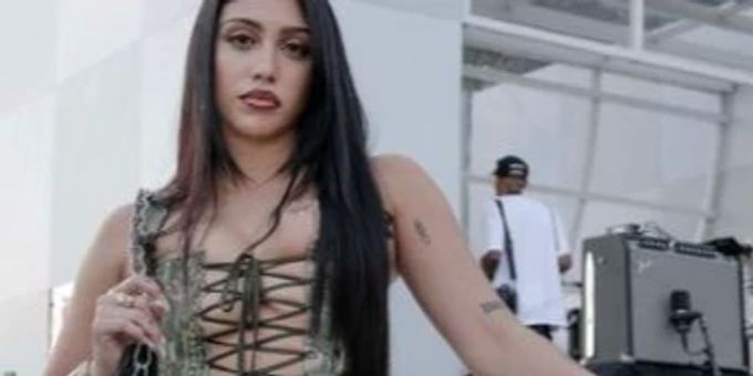 Mama war im Spital - Madonnas Tochter Lourdes teilt sexy Bild
