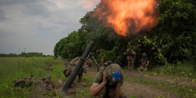 Ukrainische Soldaten feuern auf russische Stellungen. ukraine krieg
